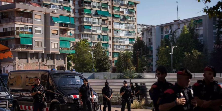 Katalanische Polizisten sichern das Gebiet nahe einer Polizeiwache nach einem Angriff. Ein, mit einem Messer, bewaffneter Mann ist bei einem Angriff auf eine Polizeiwache von Beamten erschossen worden.