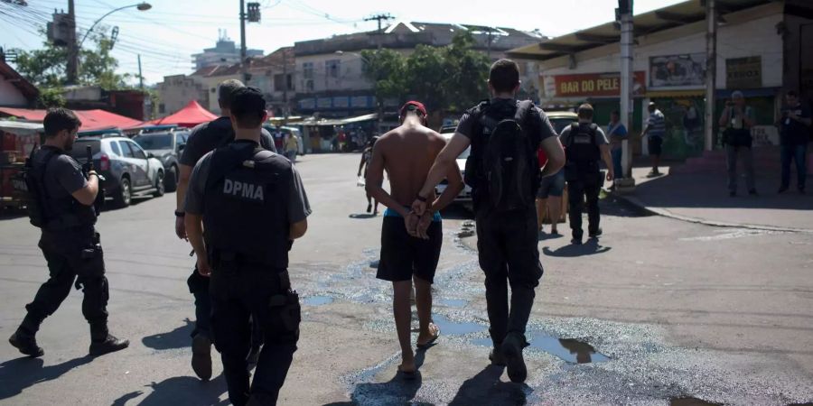 Mutmassliche Kriminelle werden von der Polizei in Rio de Janeiro überführt.