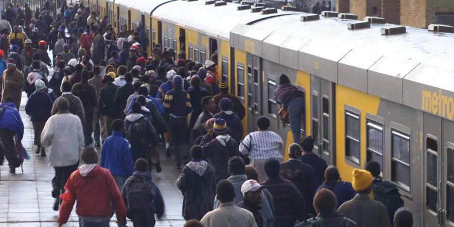 Bei einem Zugunglück in Südafrika werden Dutzende Opfer erwartet (Symbolbild).