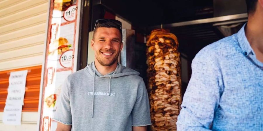 Lukas Podolski wird Chef eines Döner-Imbisses in Köln.