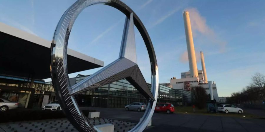 Bei Daimler und Porsche in Baden-Württemberg dauert ein 24-stündiger Warnstreik an.