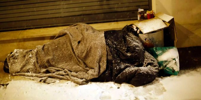 Wer zu schlecht ausgerüstet ist für eine Nacht bei Minusgraden, droht zu erfrieren. (Symbolbild) obdachlosen kalt