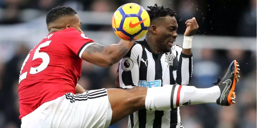 Während Erzrivale City immer weiter davonzieht, kassiert Manchester United die zweite Niederlage in den letzten drei Partien. Gegen Newcastle verlieren die «Red Devils» mit 0:1. Zudem rückt Konkurrent Liverpool bis auf zwei Punkte heran.