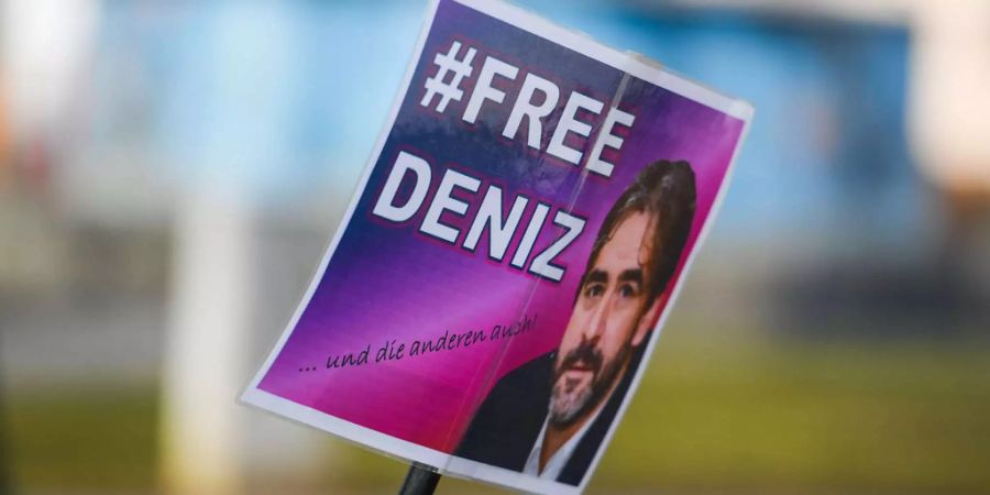 Der Journalist Deniz Yücel soll auf dem Weg nach Hause sein.