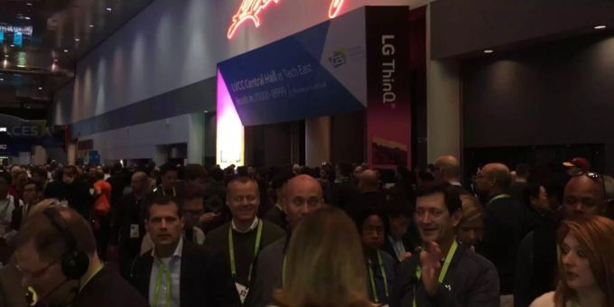 Messebesucher stehen im Dunkeln, weil in der Haupthalle des Las Vegas Convention Center der Strom ausgefallen ist. Messebesucher stehen im Dunkeln, weil in der Haupthalle des Las Vegas Convention Center der Strom ausgefallen ist.