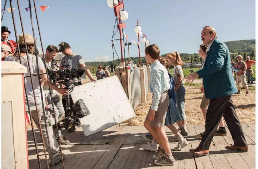 am Set auf dem Zirkusgelände, Lou Vogel läuft in der ersten Reihe mit.