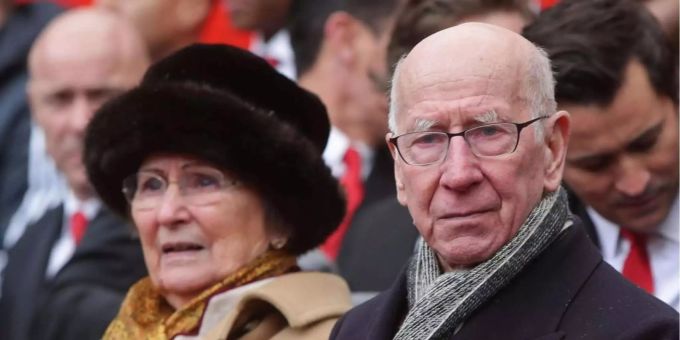 Einer der Überlebenden: Sir Bobby Charlton. Einer der Überlebenden: Sir Bobby Charlton.