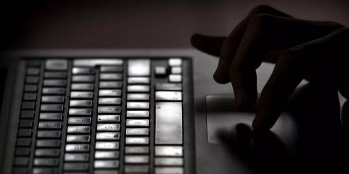 Ein Hacker in Aktion. (Symbolbild) DeFi