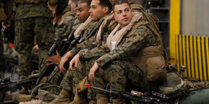 Die Soldaten sitzen am Boden. (Symbolbild) Soldaten