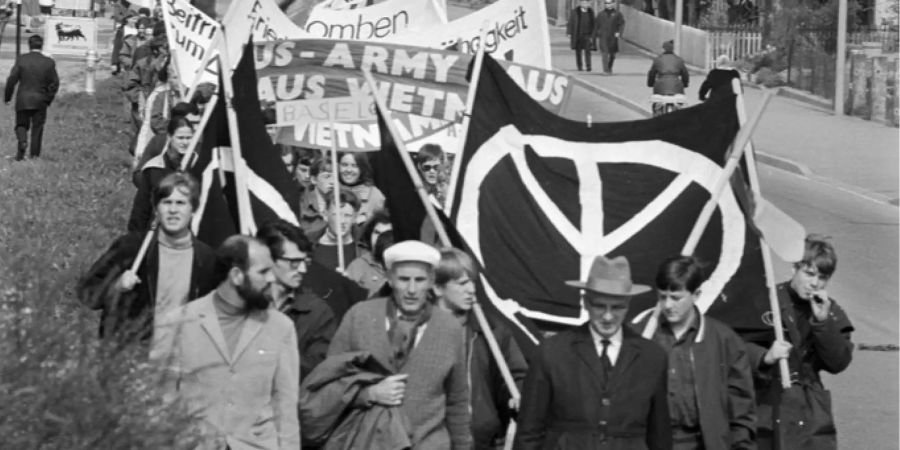 Bei einer Vietnam-Demonstration der Schweizerischen Bewegung gegen Atomare Aufrüstung in Biel 1968.