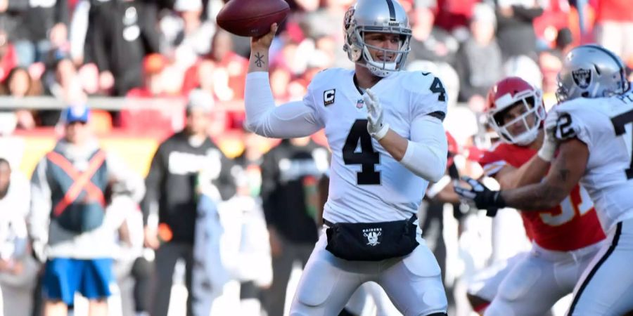 Was ist bloss mit den Oakland Raiders los? Das Team von Quarterback Derek Carr ist dieses Jahr eine Wundertüte. Gegen den Division-Rivale aus Kansas City zieht das Team einen schlechten Tag ein – und liegt nun hinter den Chiefs und den Chargers zurück.