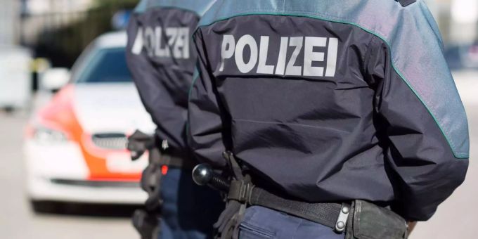 Polizisten in Chur. Polizisten in Chur.