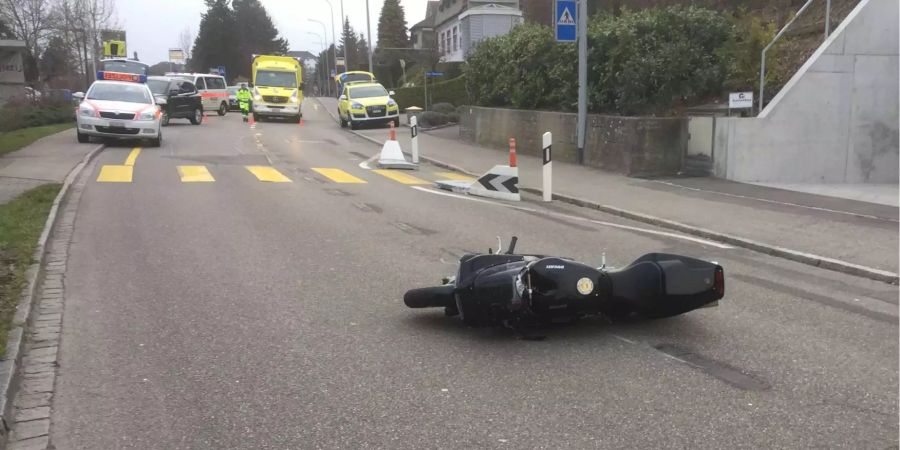 Der Motorradfahrer rutschte bei seinem Sturz auf die Gegenfahrbahn.