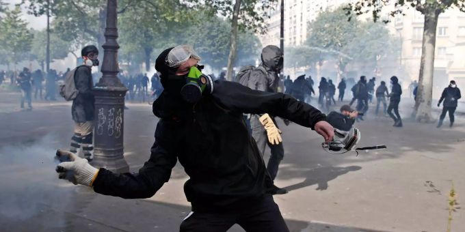 Aktivisten stossen während der Demonstration zum 1. Mai mit Polizisten zusammen. Aktivisten stossen während der Demonstration zum 1. Mai mit Polizisten zusammen.