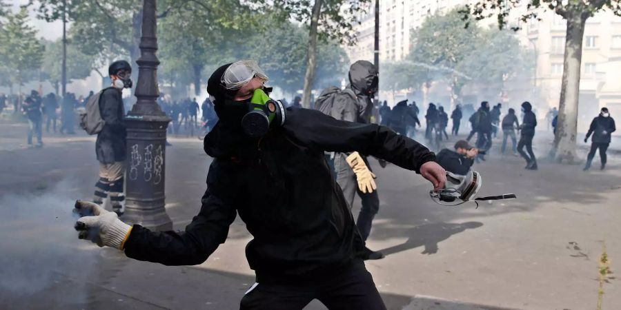 Aktivisten stossen während der Demonstration zum 1. Mai mit Polizisten zusammen.