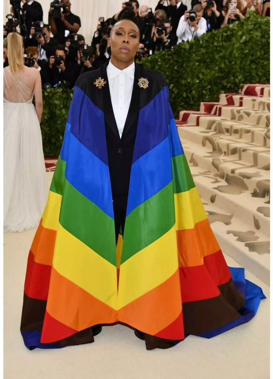 Schauspielerin Lena Waithe veranlasste das Thema dazu, einen Umhang in Regenbogenfarben zu tragen.