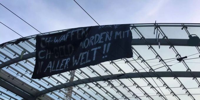 Transparente werden am Baldachin befestigt. Transparente werden am Baldachin befestigt.