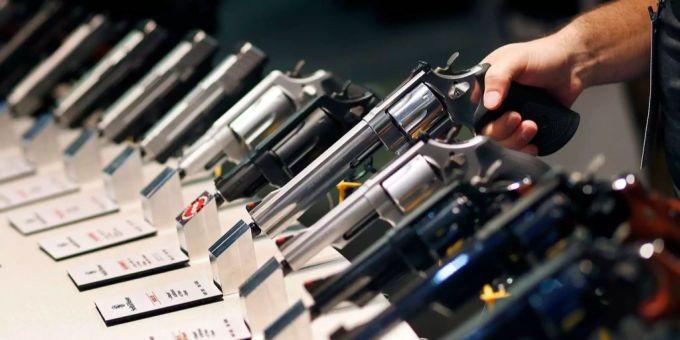 Frauen am Abzug - Mehr weibliche Waffenbesitzer in der Schweiz