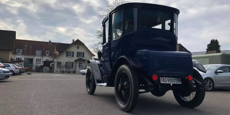 Dieser Detroit Electric hat nur eine Tagesnummer, damit die Studenten auf den Strassen Testfahrten durchführen können.