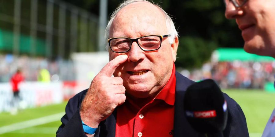 Uwe Seeler freut sich über den Verbleib von Fiete Arp.