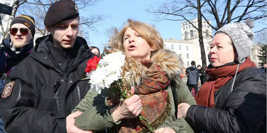 Bei den jährlichen Demonstrationen gegen Präsident Lukaschenko wird hier in Minsk eine Frau festgenommen.