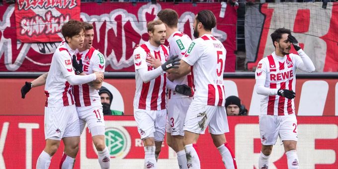 Der 1. FC Köln hat am Ende der Vorrunde gerade einmal sechs Punkte auf dem Konto. Die Rettung vor dem Abstieg traute dem Verein beinahe niemand mehr zu. Mit dem 2:0-Sieg gegen Leverkusen geben die Kölner nun jedoch die Rote Laterne an den HSV ab. Der Rückstand auf einen Nicht-Abstiegsplatz beträgt nur noch fünf Punkte. Der 1. FC Köln hat am Ende der Vorrunde gerade einmal sechs Punkte auf dem Konto. Die Rettung vor dem Abstieg traute dem Verein beinahe niemand mehr zu. Mit dem 2:0-Sieg gegen Leverkusen geben die Kölner nun jedoch die Rote Laterne an den HSV ab. Der Rückstand auf einen Nicht-Abstiegsplatz beträgt nur noch fünf Punkte.
