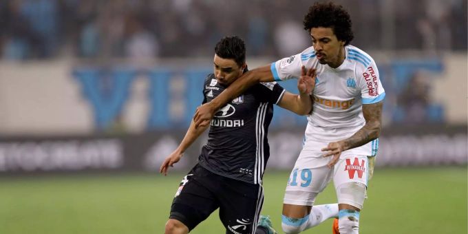 Olympique Marseille verliert zuhause das wichtige Spiel gegen Lyon mit 2:3. OM bleibt zwar auf dem dritten Rang, doch der Vorsprung auf die Lyoner beträgt nur noch zwei Punkte. Zudem kommt es am Ende der Partie nach beidseitigen Provokationen zu einem Handgemenge zwischen den beiden Teams. Olympique Marseille verliert zuhause das wichtige Spiel gegen Lyon mit 2:3. OM bleibt zwar auf dem dritten Rang, doch der Vorsprung auf die Lyoner beträgt nur noch zwei Punkte. Zudem kommt es am Ende der Partie nach beidseitigen Provokationen zu einem Handgemenge zwischen den beiden Teams.