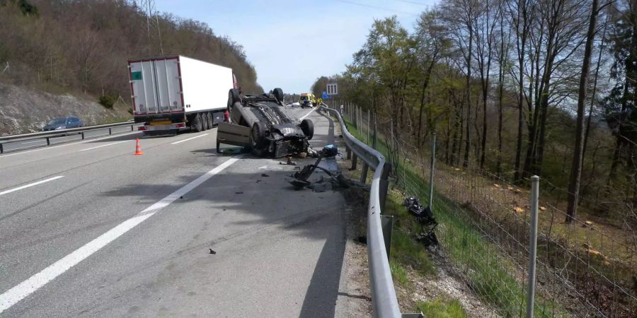 In Hägendorf SO kollidierte ein Auto mit der Leitplanke und überschlug sich.