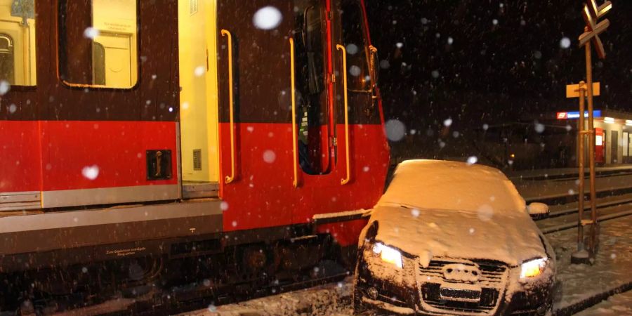 Am Samstagabend kam es im Appenzell zu einer heftigen Kollision zwischen einem Zug und einem Auto.