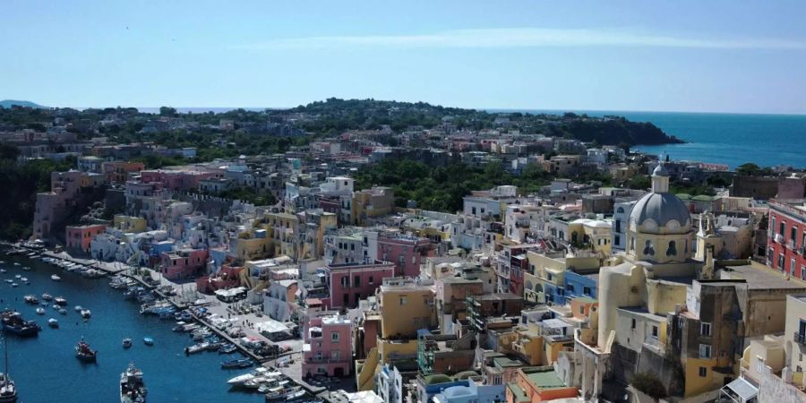 Vom Hafen in Neapel zum Hafen Marina Grande auf Procida, öffnet sich ein wunderschöner Blick auf pastellfarbene Fischerhäuschen, Bild: Nele Rissmann.