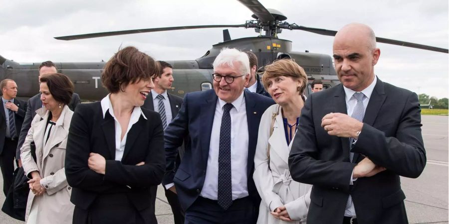 Bundespräsident Frank-Walter Steinmeier, seine Frau Elke Büdenbender (2.v.r.), der Schweizer Bundespräsident, Alain Berset und seine Frau, Muriel Zeender Berset (l.), steigen aus einem Schweizerischen Armee-Hubschrauber, in dem sie vorher über den Aletschgletscher geflogen waren.