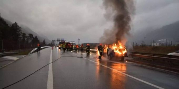 Der Kleinbus geriet auf der A13 in Brand. Der Kleinbus geriet auf der A13 in Brand.