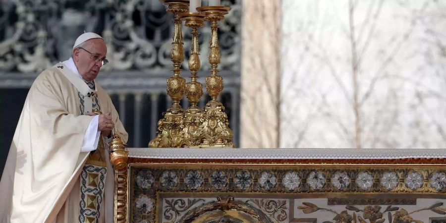 Der Papst feierte die Ostermesse mit zehntausenden Gläubigen auf dem Petersplatz in Rom.