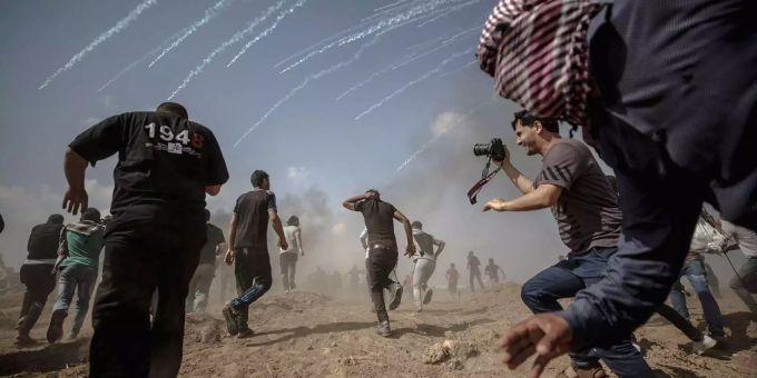 Tausende wütende Palästinenser strömen im Gazastreifen an den Grenzzaun. Nahostkonflikt