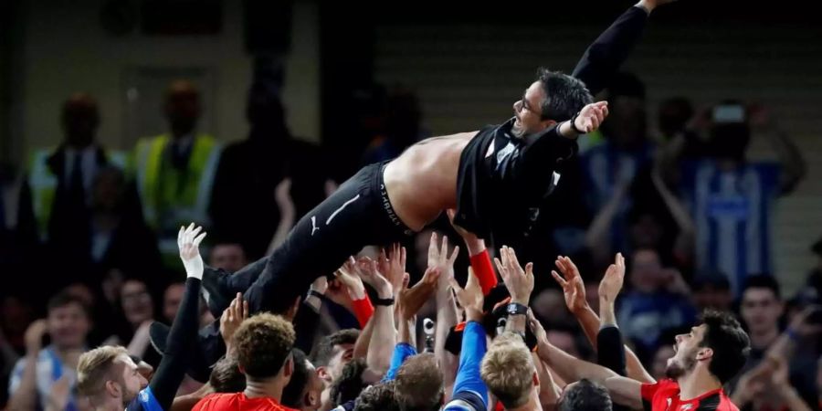 Die Spieler von Huddersfield feiern ihren Trainer David Wagner.