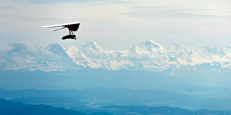 Der verunglückte Hängegleiter-Pilot verlor die Kontrolle über den Gleiter (Symbolbild).