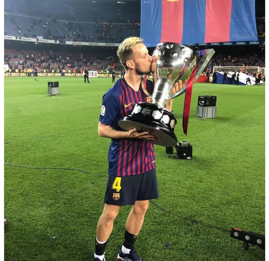 Ivan Rakitic küsst den spanischen Meisterpokal. Der Mann aus Möhlin AG setzte sich mit Barcelona durch.