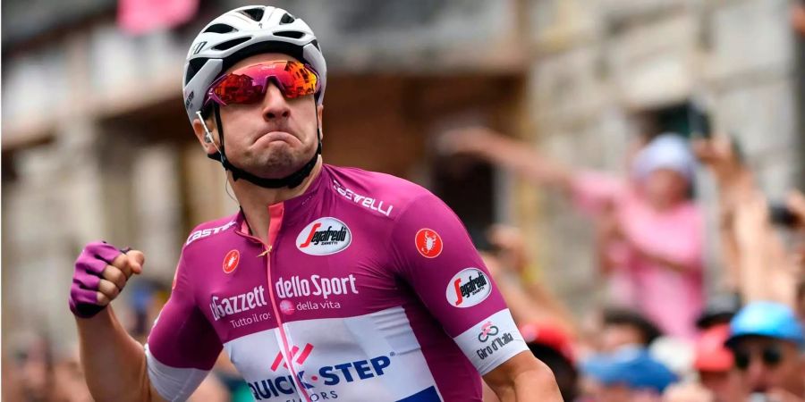 Elia Viviani gewinnt auch die 17. Etappe des Giro d'Italia.