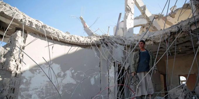 Die Luftangriffe zwischen dem saudi-arabischen Heer und den Huthi-Rebellen zerstören Teile von Städten im Jemen. Die Luftangriffe zwischen dem saudi-arabischen Heer und den Huthi-Rebellen zerstören Teile von Städten im Jemen.