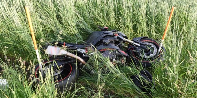 Oberembrach ZH - Motorradfahrer bei Selbstunfall schwer verletzt