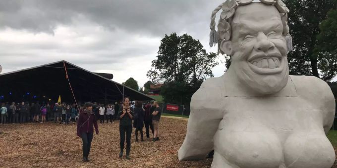 Die Bad Bonn Kilbi 2018 hat begonnen: Dieses Jahr grüsst eine gut gelaunte Statue die Besucherinnen und Besucher Die Bad Bonn Kilbi 2018 hat begonnen: Dieses Jahr grüsst eine gut gelaunte Statue die Besucherinnen und Besucher