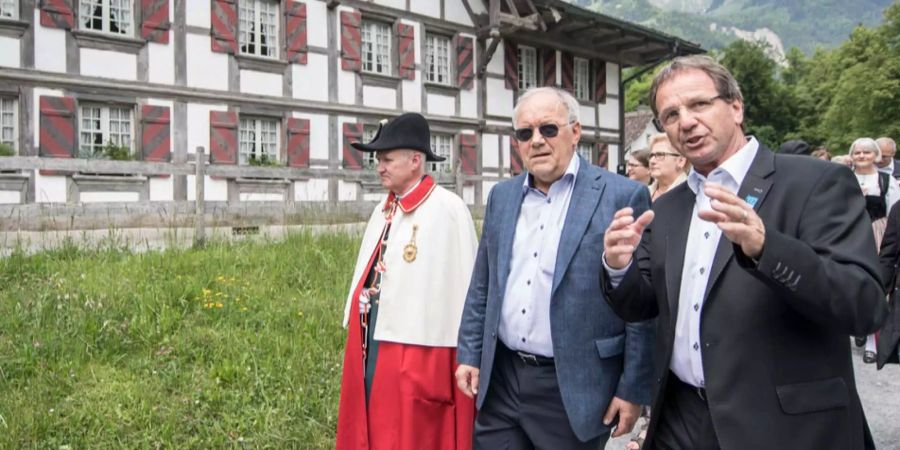 Bundesrat Johann Schneider-Ammann mit dem Stiftungspräsident der Stiftung Ballenberg, Peter Flück.