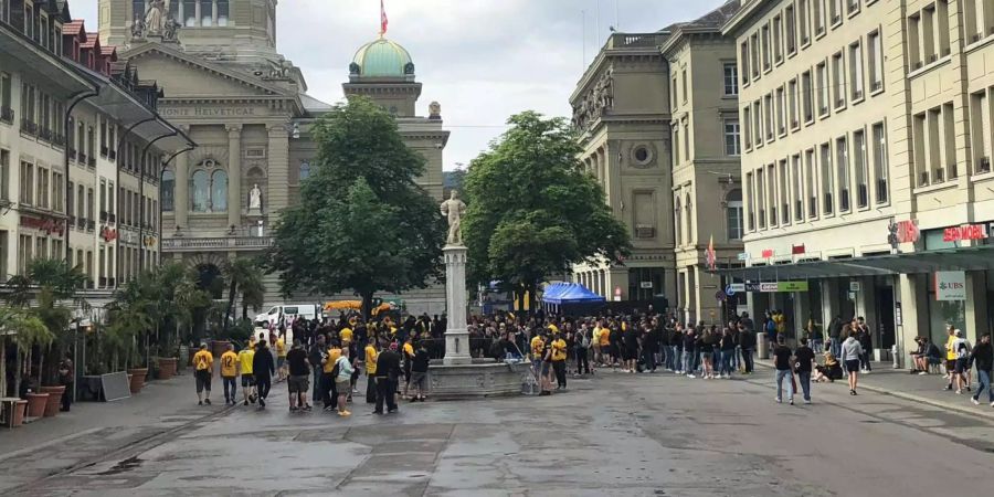 Die ersten YB-Fans versammeln sich auf dem Bärenplatz.