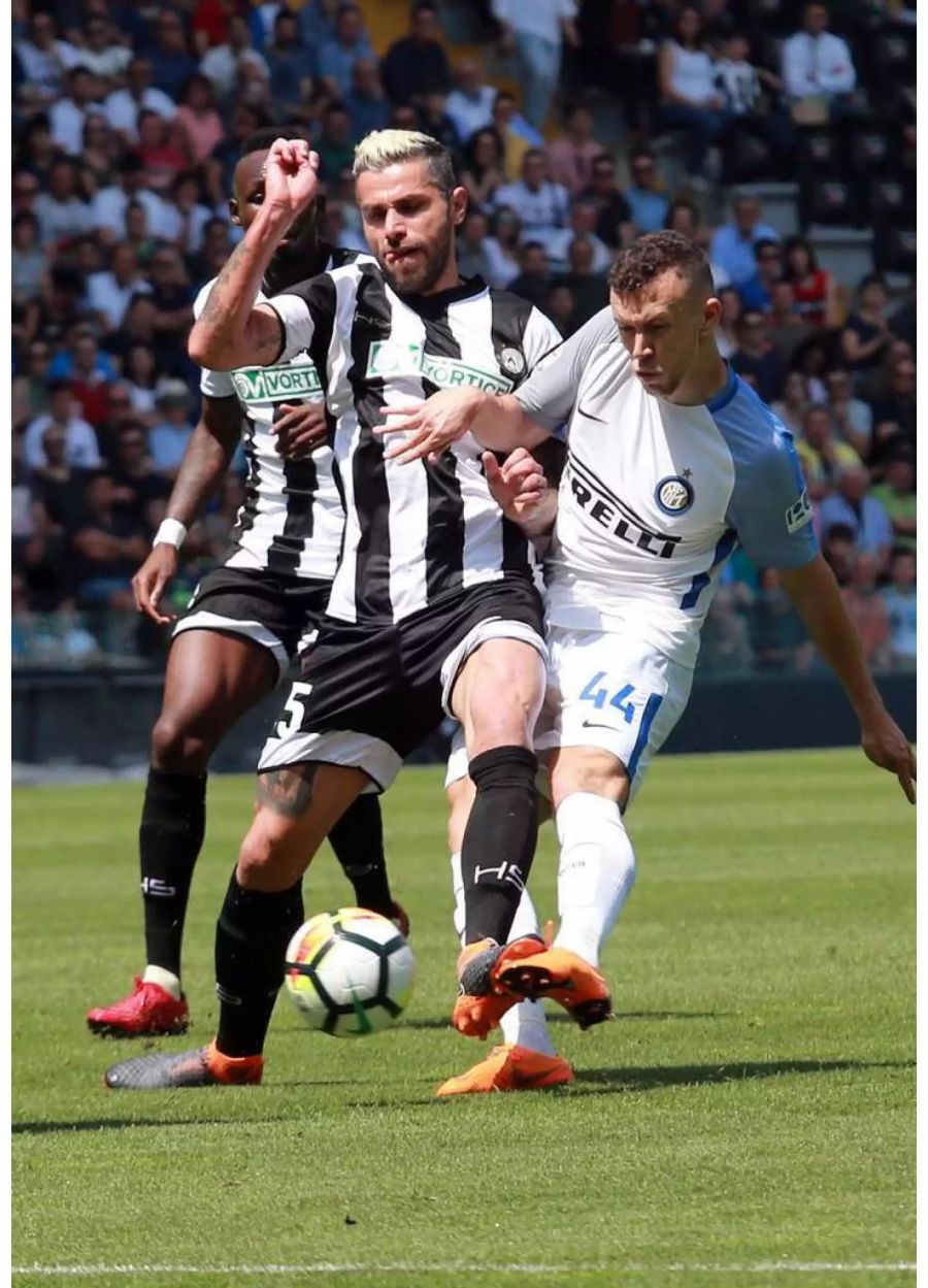 Udinese befindet sich in der Serie A mitten im Abstiegskampf: Das Team von Nati-Krieger Valon Behrami (links, nach 74 Minuten ausgewechselt) geht zuhause gegen Inter gleich mit 0:4 unter. Damit liegen die Friauler nur noch einen Punkt Cagliari.