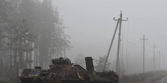 Im Ukraine-Krieg verzeichnen beide Seiten nach Schätzungen des US-Militärs hohe Opferzahlen. «Sie haben es mit weit mehr als 100'000 getöteten und verletzten russischen Soldaten zu tun», sagte US-Armeegeneral Mark Milley am Mittwoch (Ortszeit). Für die Ukraine gelte ähnliches. (Archivbild) Im Ukraine-Krieg verzeichnen beide Seiten nach Schätzungen des US-Militärs hohe Opferzahlen. «Sie haben es mit weit mehr als 100'000 getöteten und verletzten russischen Soldaten zu tun», sagte US-Armeegeneral Mark Milley am Mittwoch (Ortszeit). Für die Ukraine gelte ähnliches. (Archivbild)
