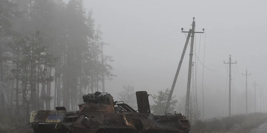 Im Ukraine-Krieg verzeichnen beide Seiten nach Schätzungen des US-Militärs hohe Opferzahlen. «Sie haben es mit weit mehr als 100'000 getöteten und verletzten russischen Soldaten zu tun», sagte US-Armeegeneral Mark Milley am Mittwoch (Ortszeit). Für die Ukraine gelte ähnliches. (Archivbild)