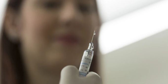 Achtung, es macht jetzt gleich ein bisschen weh: Die Grippeimpfung ist auch für Gesundheitspersonal empfohlen. Grippeimpfung Piks Spitalpersonal