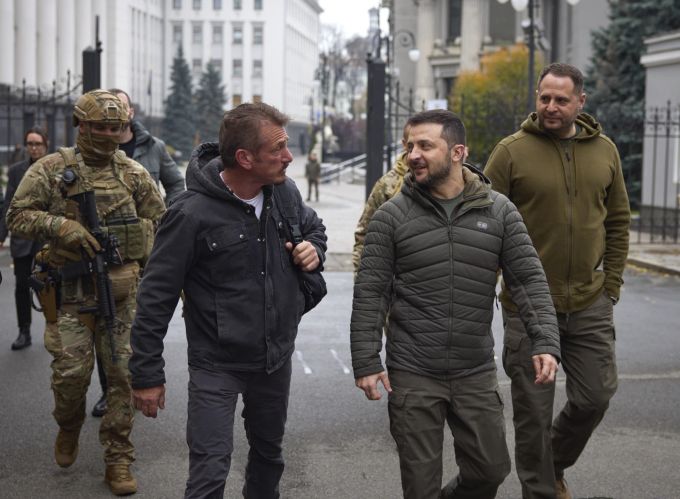 Der Schauspieler und der Präsident laufen durch die Strassen von Kiew Russia Ukraine War