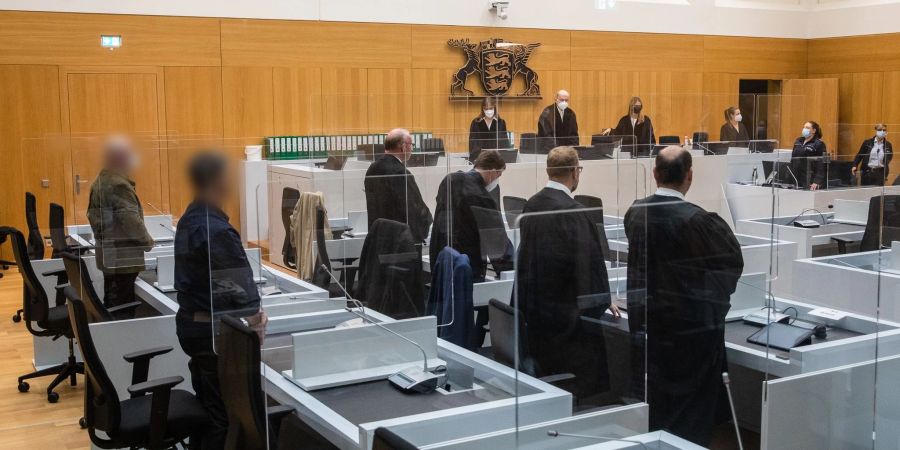 Die beiden Angeklagten (l) stehen bei Prozessbeginn in einem Gerichtssaal des Oberlandesgerichts Stuttgart.