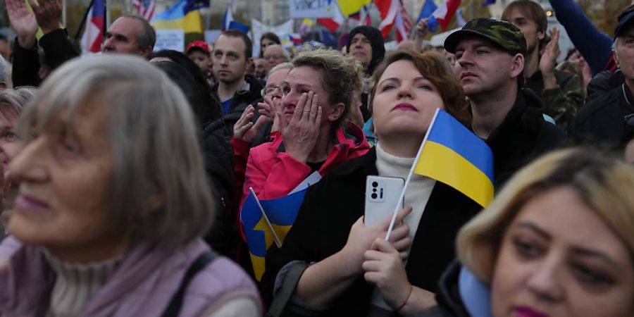 In Prag haben sich zehntausende Menschen zu einer Anti-Kriegs-Demonstration versammelt. Foto: Petr David Josek/AP/dpa